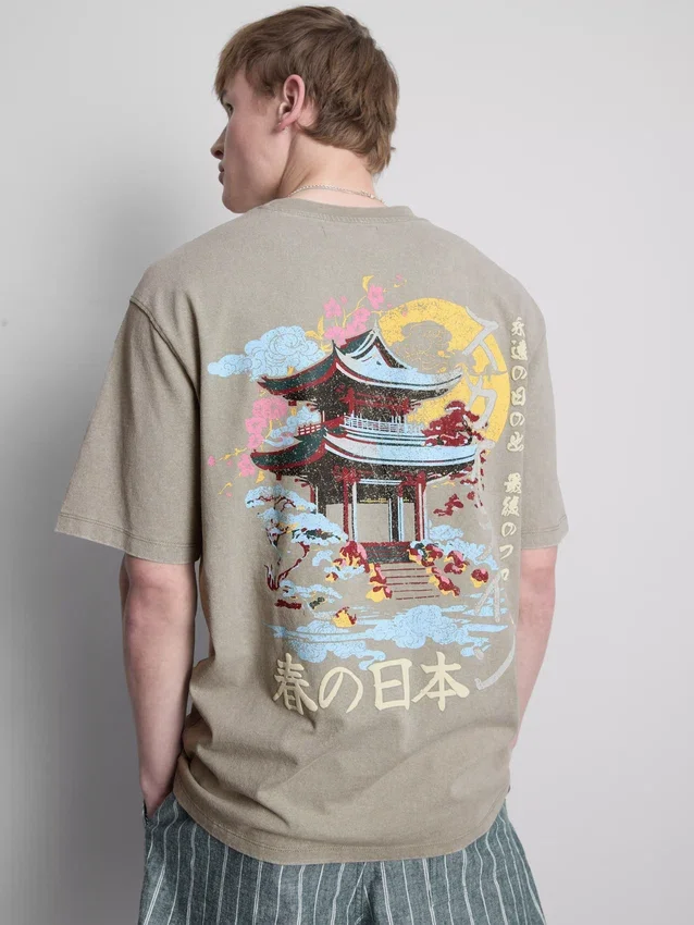 Vasket T-shirt med japansk grafisk print