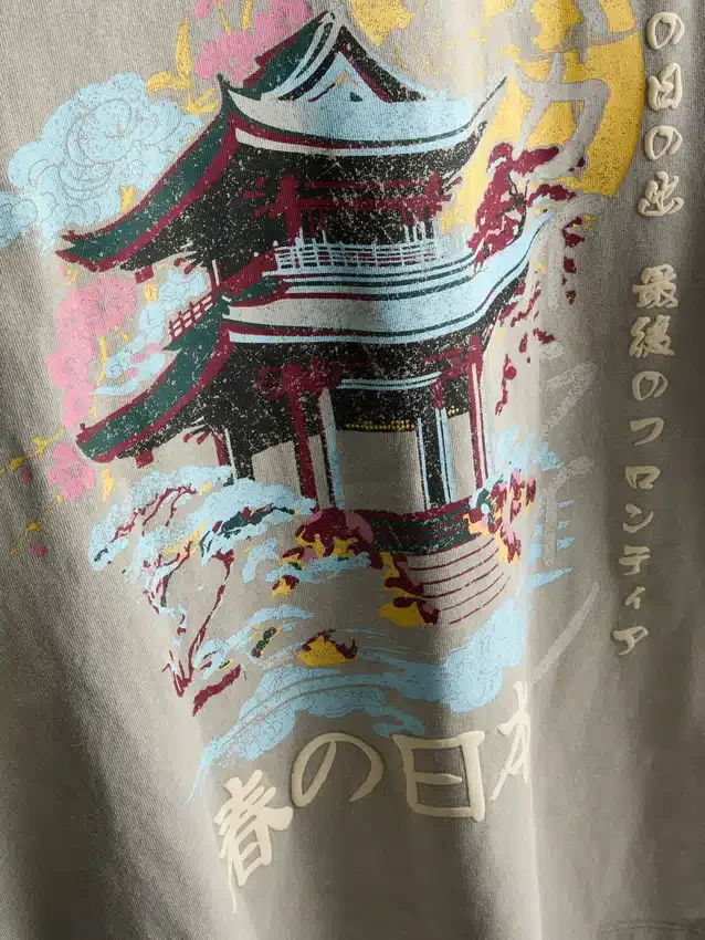 Vasket T-shirt med japansk grafisk print
