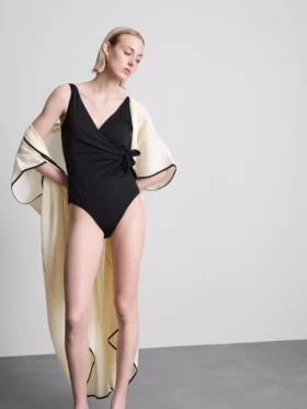 Wrap-badedragt med kropsformende effekt
