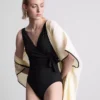 Wrap-badedragt med kropsformende effekt