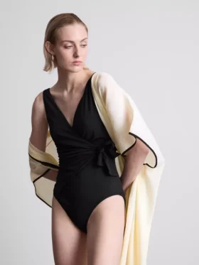 Wrap-badedragt med kropsformende effekt